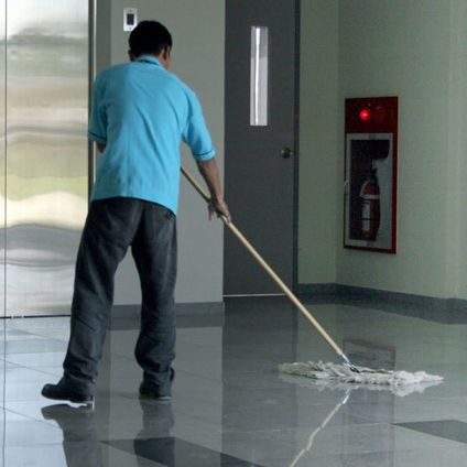 Limber persona limpiando un edificio
